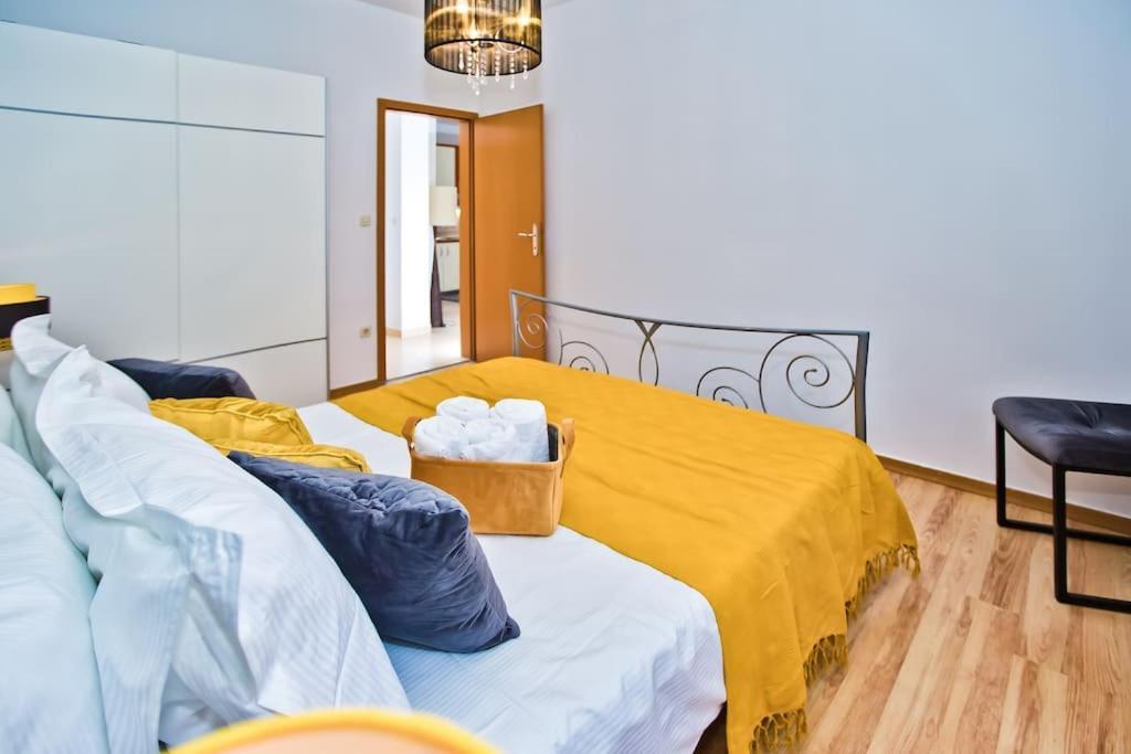 Apartman Tino With Two Sunny Terace Hvar Town Bagian luar foto